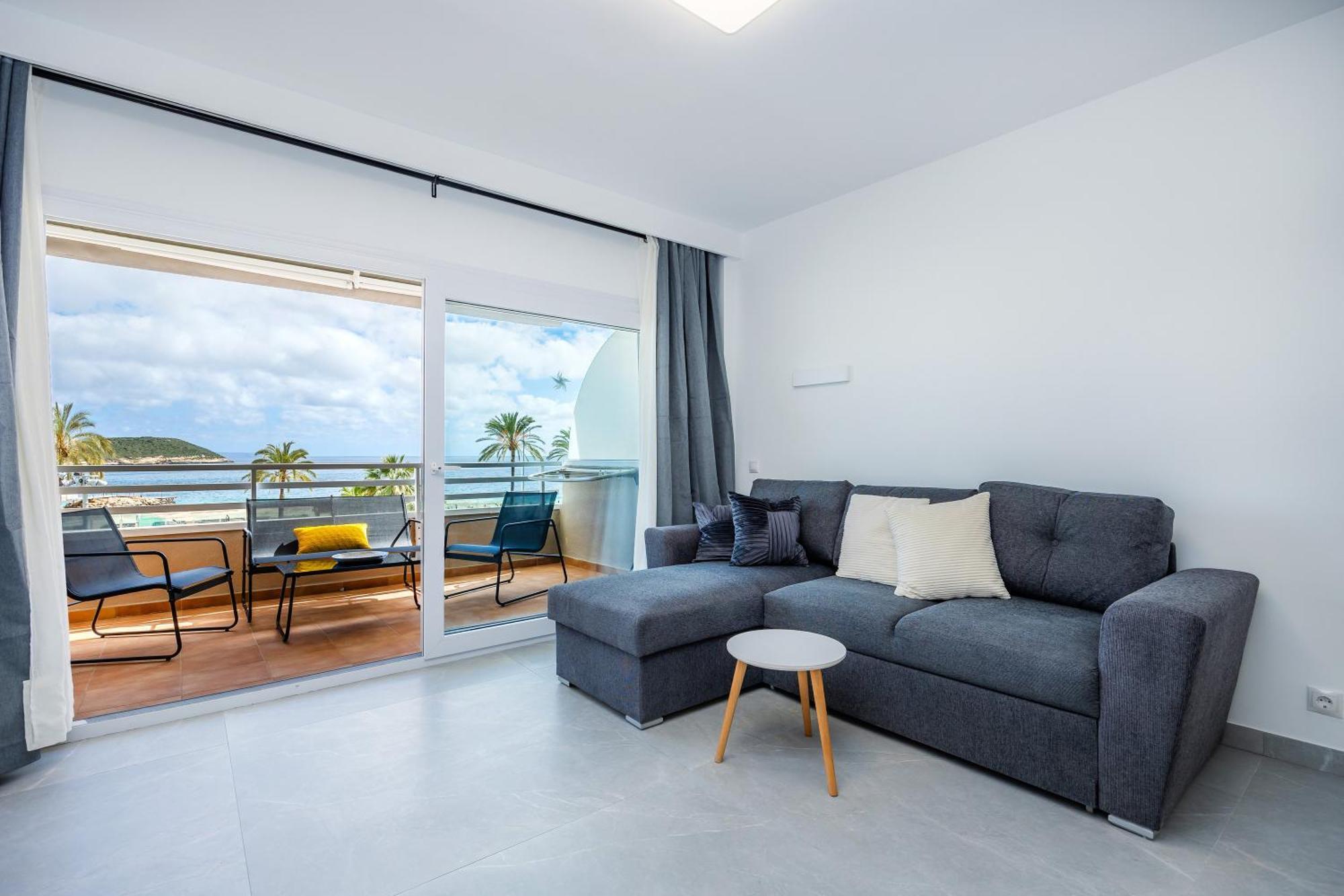 First Line Mediterranean Apartment *
